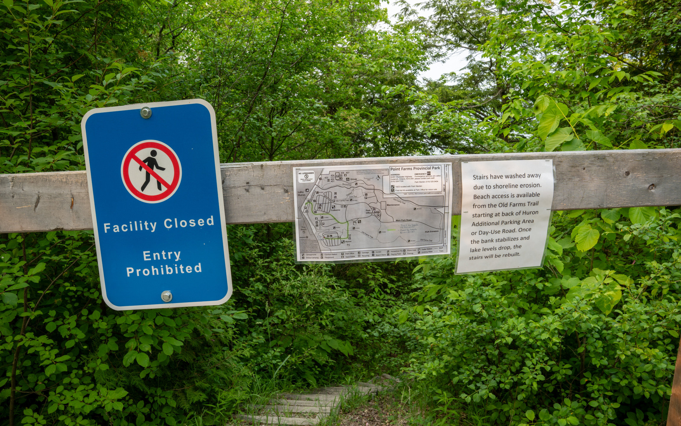 Signage saying the steps to the beach are closed.